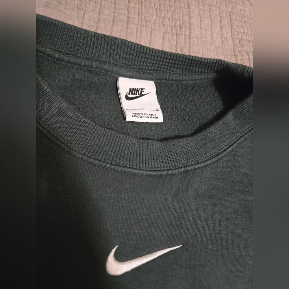 Nike Cropped Green Crewneck Sweatshirt - Swoosh Logo. - Picture 2 of 2